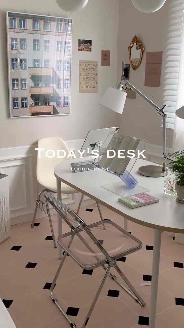 Today's Desk📖
If you have an all-purpose item, an iPad and a book stand, you can sit comfortably for 24 hours.