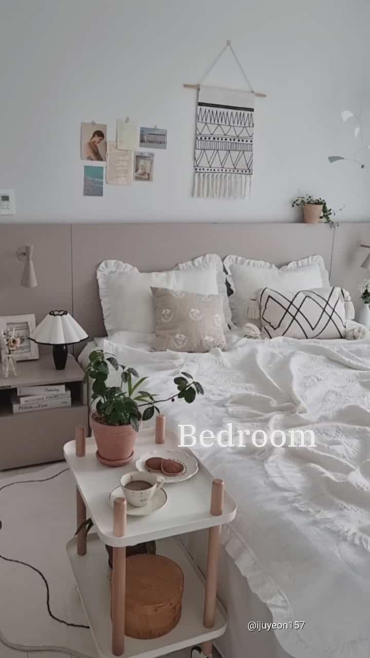 Saya mengeluarkan selimut musim panas, memasukkan sesendok soda kue ke dalam mesin cuci, dan mencuci selimut. Rasanya lebih putih dan lembut. Menambahkan selimut putih juga membuatnya terasa indah~~~🤗
Campuran kopi manis yang saya minum setiap hari dan roti barley yang saya beli di Gyeongju enak sekali haha🎵
Instagram @ijuyeon157 