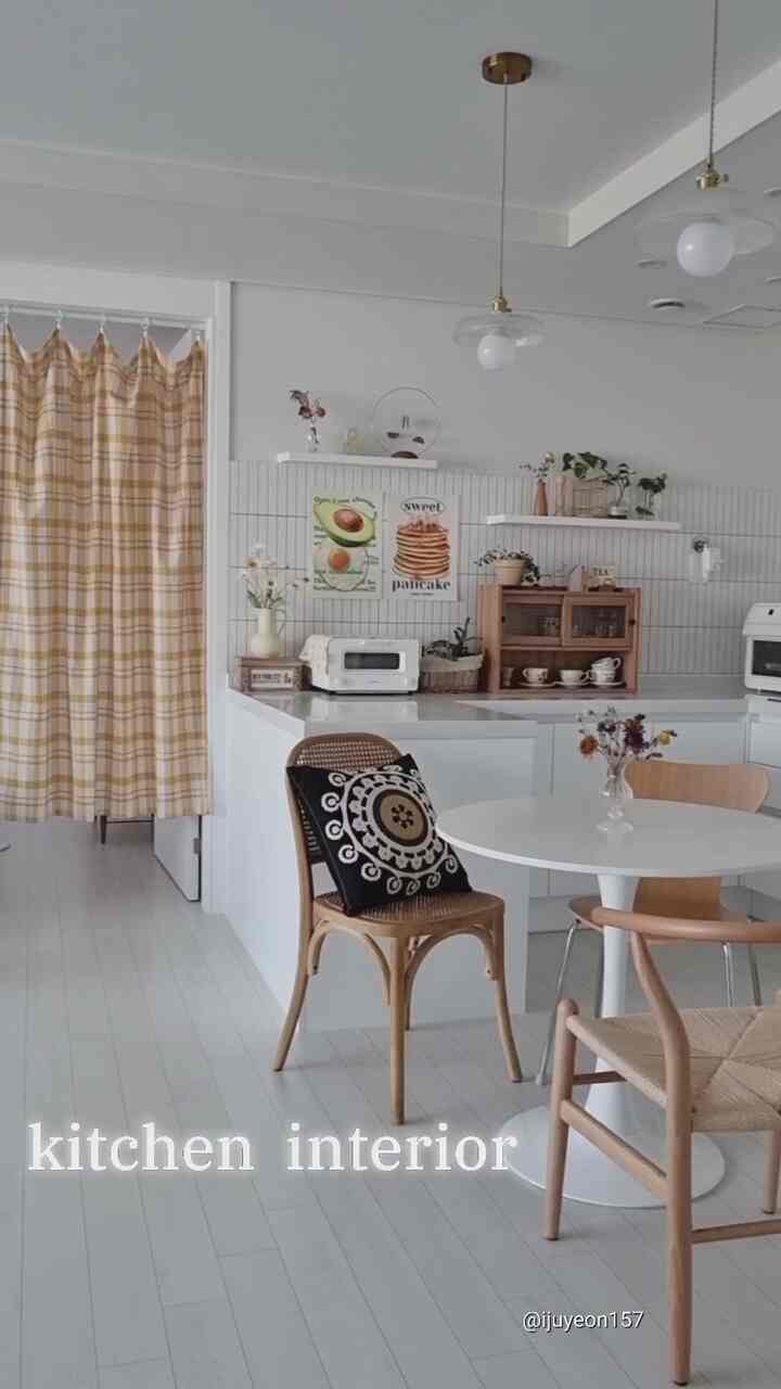 Saya menggantungkan kain yang digunakan sebagai taplak meja di pintu kamar tidur dan menghiasi dinding ubin dapur dengan poster yang menggugah selera~😊 Bahkan dapur yang sama terlihat jauh lebih baik setiap hari ketika saya menggantinya dengan kain, poster, dan alat peraga~~
Instagram @ijuyeon157 