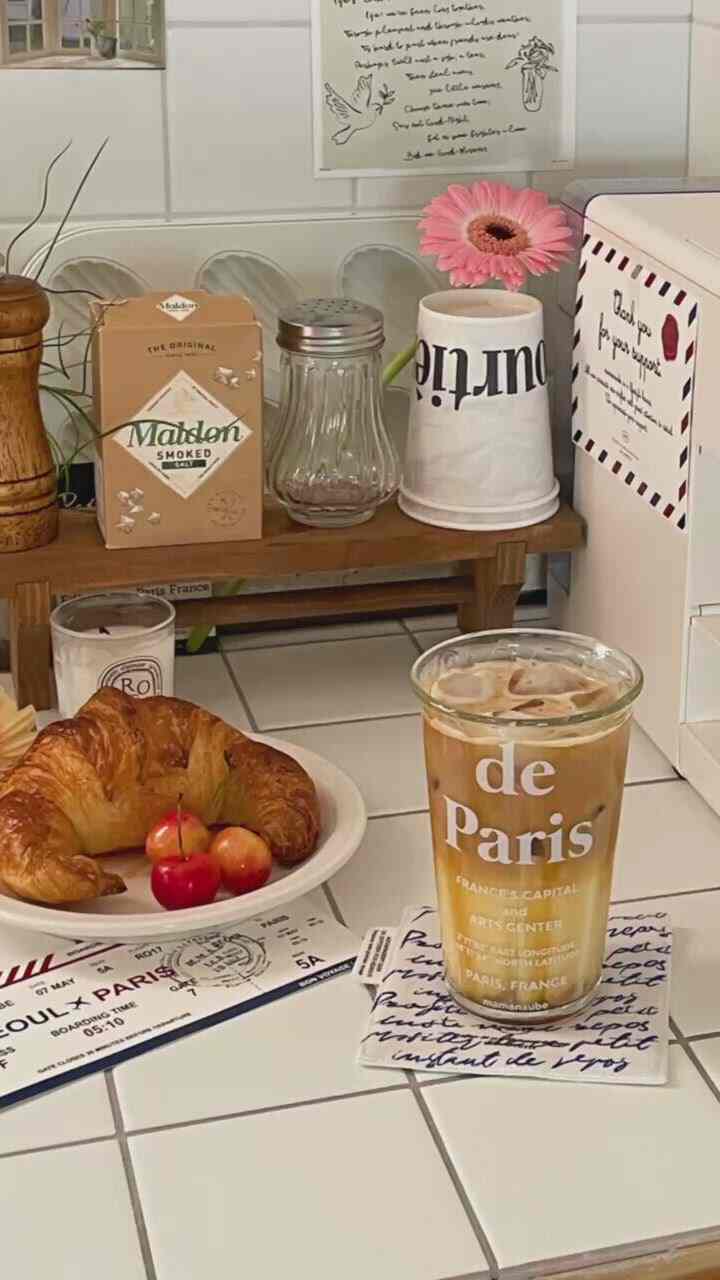 明るいホワイトトーンのキッチンにコーヒーマシンと白い棚が配置された温かみのあるフレンチカントリースタイルのおうちカフェ