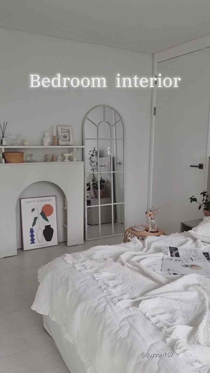 The fireplace console and vintage mirror placed on the empty white wall look great with the arched wall. On the bed side, the fresh green plants, green curtains, and plant frames add a touch of color, making the white bedding look brighter.😊 Instagram @ijuyeon157