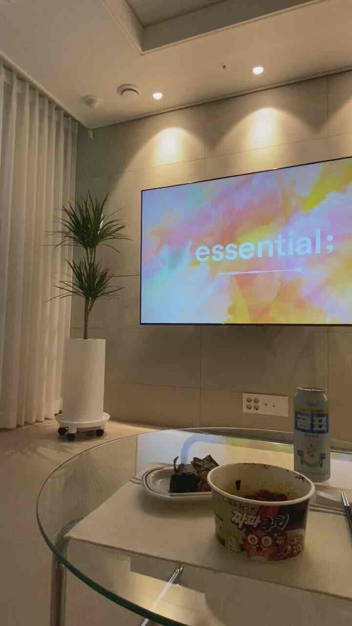 引っ越してからしばらくなって家に食べるのに1もないが感性は守りたい人の夕方🥹
テーブルマットを敷いて木の箸を使わないのは私の最後のプライドです、、、💚