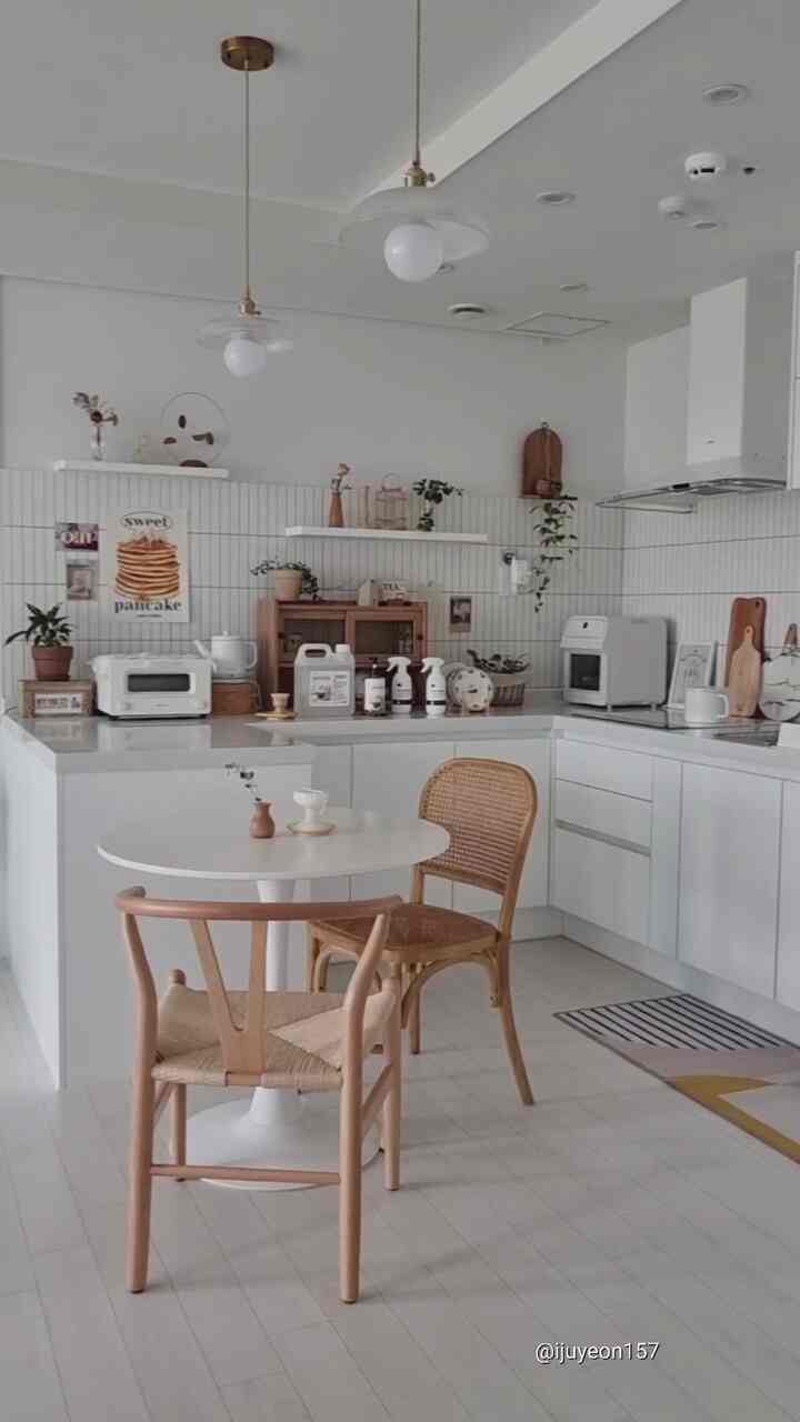 Setelah mengeluarkan piring dari wastafel dapur untuk pertama kalinya, mengelapnya, mengaturnya, dan bahkan membersihkan kap mesin, pagi hari berlalu dengan cepat. Sulit dilakukan dalam cuaca lembab, tetapi membersihkan sambil mendengarkan suaranya hujan sepertinya juga bukan perasaan buruk.