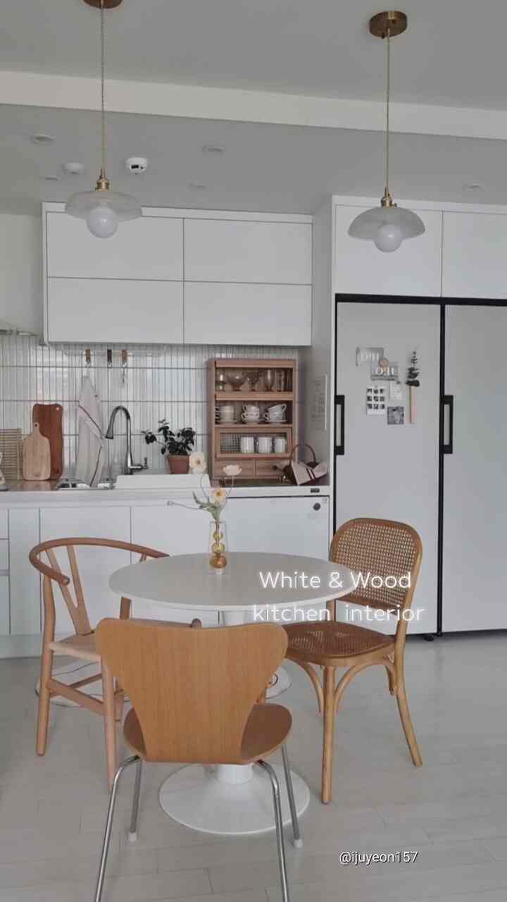 Hari ini di rumah~ Meja panjang 6 tempat duduk di dapur dipindahkan ke ruang tamu dan meja bundar putih dipindahkan ke dapur~
Setelah menata ulang furnitur, dapur terlihat jauh lebih besar dan bagus.

Suamiku, yang sudah lama menundanya, menyiapkan lemari penyimpanan di sebelah lemari es, dia menyimpan mug dan cangkir kopi yang sering digunakan di rak, dan meletakkan tatakan gelas teh di laci untuk menatanya lebih santai dan menyenangkan😊