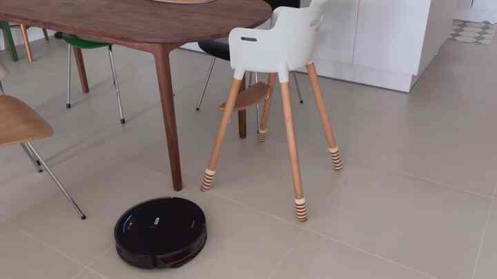 我が家で熱日中のロボラック！映像を見ると、汚水筒、バケツ、ほこり箱の3つがつながりますが、掃除してモップが汚れたら、自分でエムティードクロに行き、水モップを吸って再び掃除します。私がすることは時々水で満たしてくれて汚水筒空にすること！使うほど満足度がとても良くて寂しいです🤎