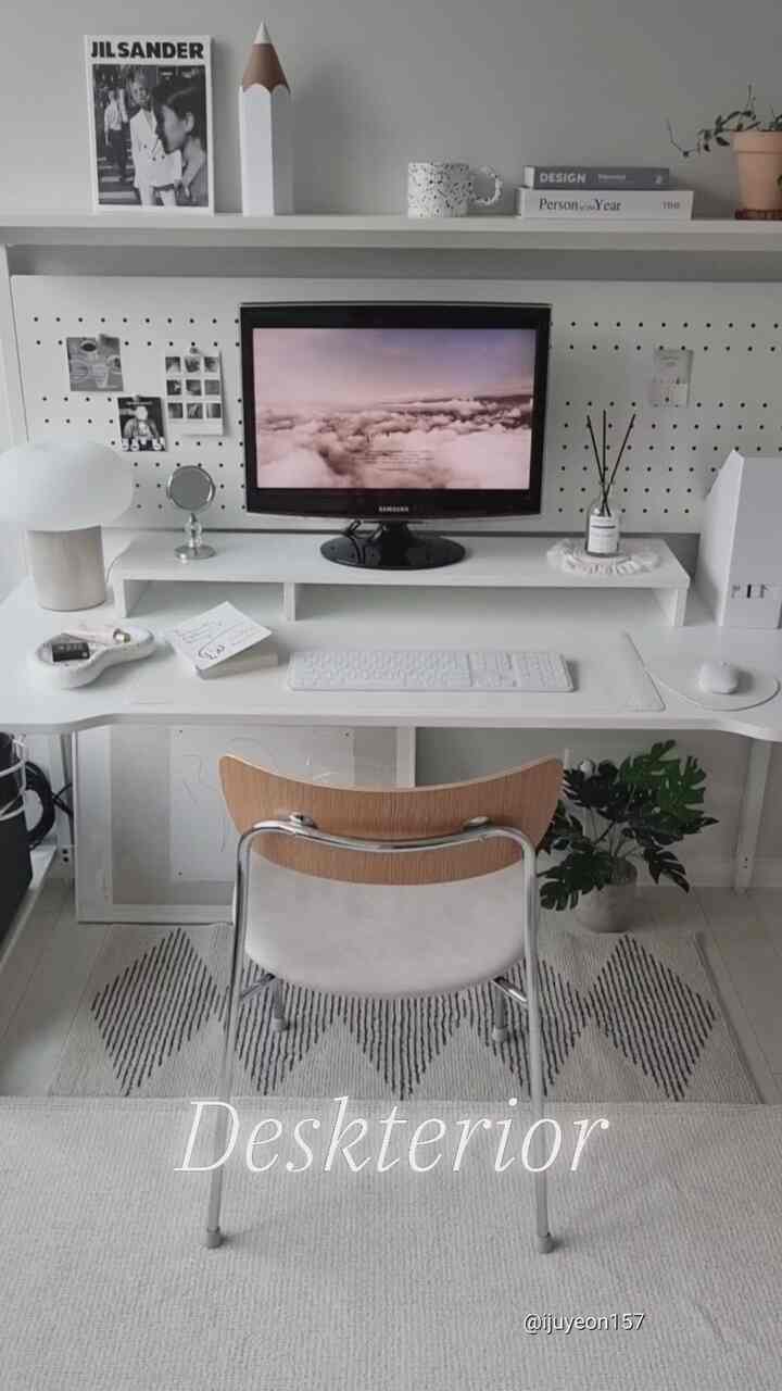 My husband's study room, which had been dull, has been transformed into a white study room~ㅋㅋ I got rid of the existing display case and put a white desk against the wall, and it feels much more stable, which I like~
It looks even prettier with the lights and desk supplies I bought with OHA points on it~
It used to have a classic feel, but I like it now that it's changed to a modern feel 🤗