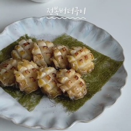 은근 간단한데 심하게 맛있는 전복요리 🤦‍♀️💗
📝전복버터구이 만들기 (작은전복 8개 기준)
1. 전복을 꼼꼼히 씻은 뒤 내장을 분리하고 이빨을 제거해준다
2. 달군팬에 버터 한조각을 넣고 칼집을 넣은 면부터 굽는다
3. 소금간 살짝, 뒤집은 뒤 화이트와인 조금 넣고 뚜껑을 닫아 익혀준다 
📝게우소스 만들기
1. 전복내장에 맛술 1T를 넣고 갈아준다 
2. 팬에 버터를 녹인뒤 갈은 내장을 볶다가 물 반컵, 간장 1t, 굴소스 1t를 넣고 졸여준다 
