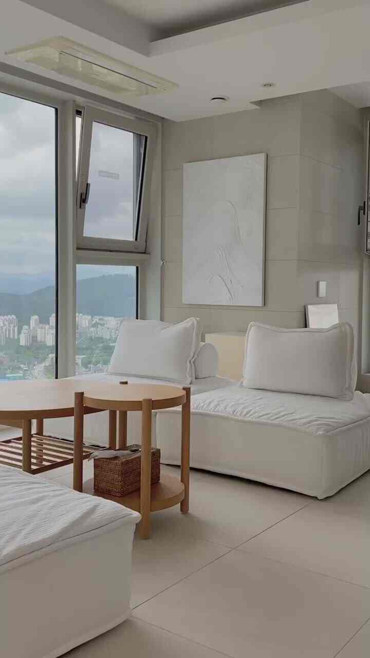 Adding a subtle point to a boring living room..:)
I washed the blanket and changed the cushions
I put white lilies together. Today's living room has a subtle feeling :)