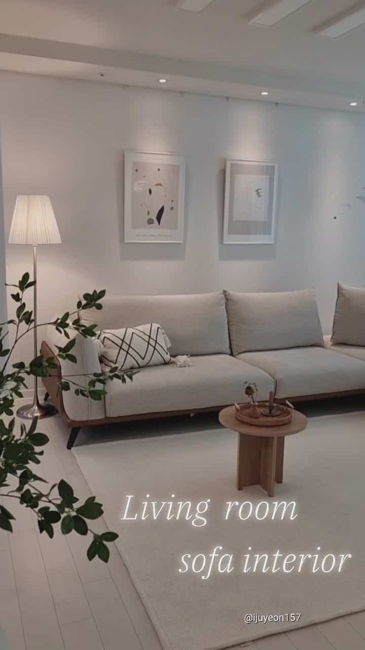 Sofa Cantona yang terbuat dari kulit dan kain mewah memberikan ruang tamu saya suasana lounge hotel. 
Saya akhirnya tiba ~~

Sofanya berpunggung rendah, jadi tidak pengap, jadi ada rasa keterbukaan.
Bantalan punggungnya bisa digerakan maju mundur, sehingga nyaman digunakan seperti tempat tidur, sehingga saya bisa tidur nyenyak setiap malam.

Selain itu, karena bersifat modular, nyaman karena Anda dapat mengaturnya sesuka Anda tergantung suasana hati Anda.
Senang sekali bisa mendapatkan istirahat yang nyaman dan stabil berkat sofa ini akhir-akhir ini~

Instagram @ijuyeon157 
