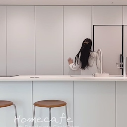키큰장을 열면 홈바 겸 홈카페가 짠! 컵을 아무리 정리해도 너무 그득그득해서 좀 가려두고 싶었는데 이렇게 포캣도어로 하니 평소엔 닫아두고 쓸 때마다 오픈하고 있어요. 술&커피 없이 못사는 우리 부부를 위한 공간🤎
⠀
커피는 좋지만 반자동머신까지 쓸 정성은 탑재하지 못한채 맛있는 캡슐커피 타령만 하던 우리에게 돌체 스벅 캡슐들은 진짜 한 줄기 빛이더라구요˃̶͈◡˂̶͈ 그 중에서 이 ‘오리진 콜롬비아 캡슐은 특히 맘에 쏙 드는 맛입니다. 상큼하면서도 부드럽고, 아주 꼬-소한 맛이랄까요? 오늘은 통밀당 초코파이랑 함께했는데, 일반 초코파이가 아니라 아쉬운 부분을 요 오리진 콜롬비아로 만든 아메리카노가 딱 채워줬어요!!
