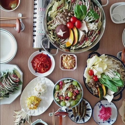 우리끼리 홈파티~♡
친구 생일을 맞아 집에서 준비한 세상 쉬운 요리 밀푀유나베 & 샐러드
거실 8인용 테이블에서 친구들과 함께 먹는 음식은 아무리 많이 먹어도 0칼로리~^0^
역시 전골요리는 집에서 여럿이 먹어야 맛있는 것 같아요.
