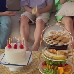 애들 밥부터 먹이고 간식으로 여는 2부생파
3부 디저트트레이에 간식을 가득 담았는데 
밥 먹고 바로 간식까지 다 먹는 소화력…
아이에게 좋은 추억이 된것같아요

