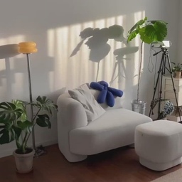 로봇을 주로 그리는 시하에게
다른 느낌의 그림을 그려줄 수 있냐고 했더니
이렇게 멋진 그림을...
엄마 눈엔 앙리 마티스 그림처럼 보인다💙
알아서 유튜브로 음악 재생해주는 DJ샤샤.
음악 선곡도 수준급...🥹(엄마 취향 잘알)
가끔 너의 감성에 놀라곤 해🤍