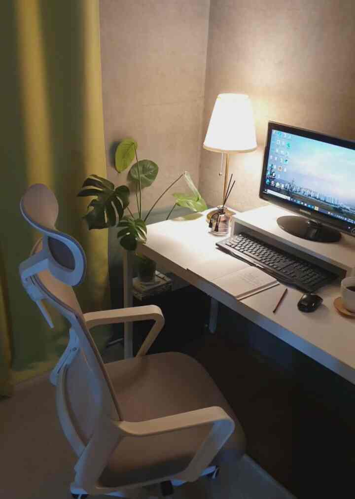 仕事の集中度を高めるための小さな部屋書斎インテリア！

狭く揺れる机を捨てて
広くて揺れがなく、丈夫でモダンな机で交換完了〜

それは机の専門ブランドではありません^^
机で仕事もして絵もそして、コーヒーも飲んで、ご飯も食べられる最近、私の蒸し書載アイテム近づく机〜

昼より夜に集中がよくなる空間♡
