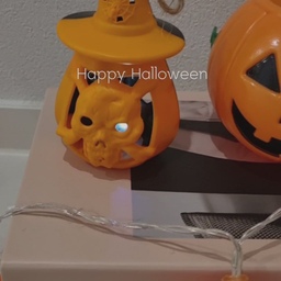 Happy Halloween 🎃 
이젠 아이들이 손꼽아 기다리는 하나의 행사가 되어버렸어요. 올해는 집에 있던 것들로 대충 현관입구를 포토존으로 꾸며봤어요.😘
부족하지만 온 가족 즐거운 한때를 보낼 수 있으면 그걸로 만족입니다.❤️
집에서도 즐거운 해피할로윈😚