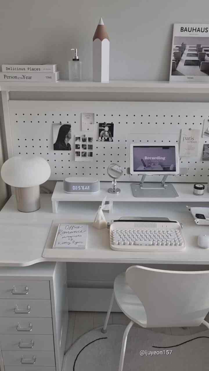 Saya menyukainya karena terlihat lebih cerah ketika saya mengubahnya dari kayu menjadi putih. Saya bersenang-senang mengumpulkan perlengkapan meja satu per satu. 
Terlihat rapi dan cantik jika diletakkan di atas meja berwarna putih.

Instagram @ijuyeon157 