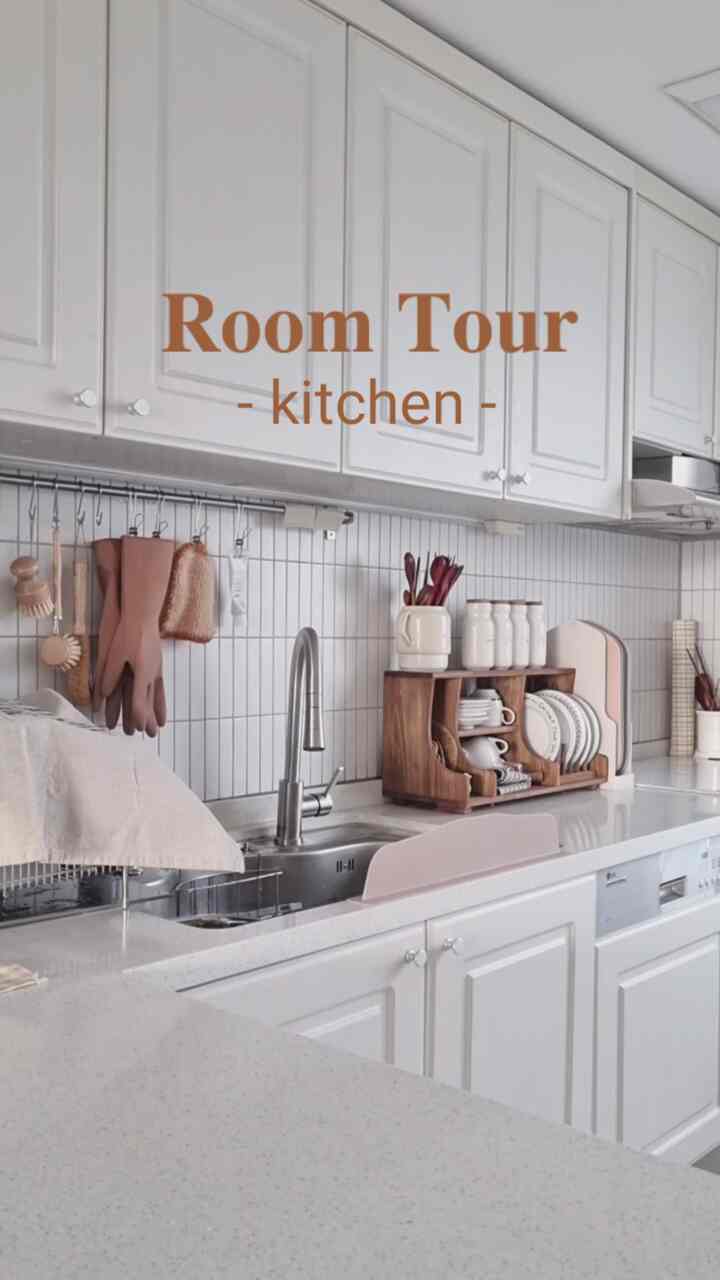 ▪️Room Tour▪️
Hello🤎 This is eu_nee__ from Olife 2nd generation.

I once asked my son where my room is, and he answered, "Mom's room is the kitchen." It's where I spend the most time during the day. So I thought I should decorate it as pretty as my room, and I'm personally changing and decorating the kitchen one by one with my own hands.

At first, I dreamed of a minimalist interior, but with the increasing number of furniture and props, I'll show you my kitchen that's becoming a maximalist interior🤎