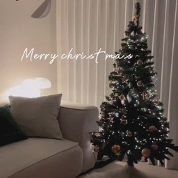 급하게 만들어본 트리🎄
트리도 거거익선인 것 같아요
좀 더  큰 걸로 구매할 걸 아쉽기도 하지만,
분위기 너무 따뜻해진 느낌이네요💚