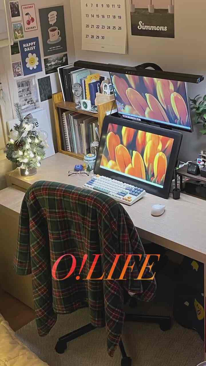 明るく暖かいトーンの小さなホームオフィス、デスクにデュアルモニター、壁にはポスターとカレンダーが配置された印象的な空間