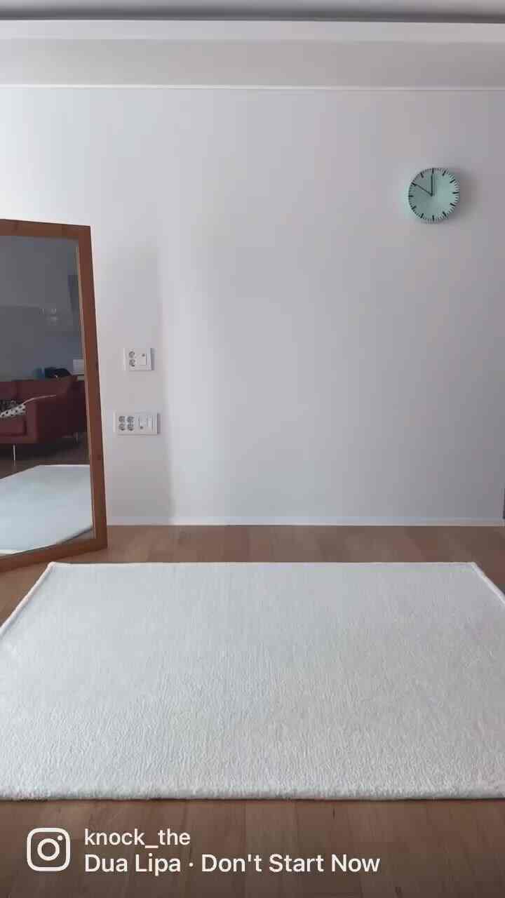 リビングルームに事務空間セッティング過程映像に入れてみました。
ホワイトモダンにナチュラル2スプーン!!!!