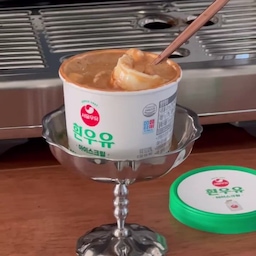 미니컵 아포카토🤎 
아이스크림 속을 조금 파내고 에스프레소를 담으니 넘 귀엽고 편한 아포카토가 되네요🤗
