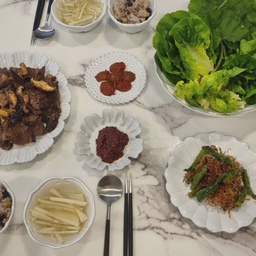 다이닝룸에서 엄마랑 둘이 집밥 차려 먹었어요
이번 상차림은 VBC까사와 빌라트로 플레이팅 해봤어요