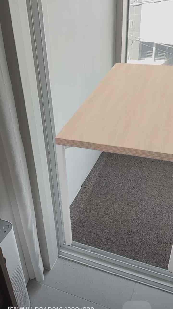 AR機能であらかじめ配置してみて注文したデスク！幅が狭くてサイズが合っていることを確認することが重要でしたが、とても満足しています。空間にふさわしい机が上手く暮らせてすごくいいですね！