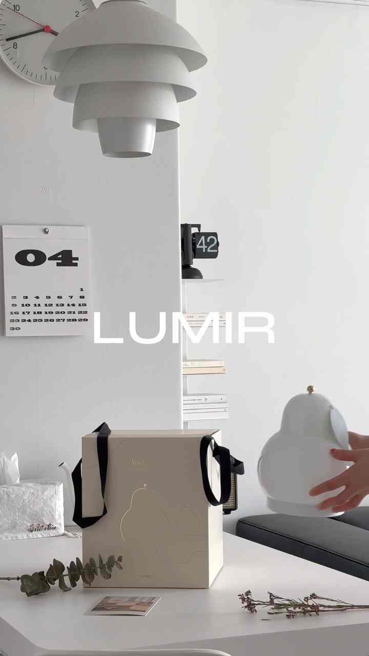 誰もが欲しいブランド。ルミールランプ。その中で実が持ってきた暖かい意味と美しい形を光に込めたワイヤレス照明です。存在自体がオブジェなのにタッチ一つだけで昼光色 白色電球色 三色を照度まで調節できるようにしたルミールのディテールにびっくりしました。やっぱりやっぱり！人気の多くの製品は理由がありました。

私がピックアップした製品は、光沢のある光沢のあるホワイトベースです。ブラックベースも綺麗でマットも綺麗でみんなきれいに選ぶ すごく大変な部分でしたね。 （みんなよくやってしまえば消費者ら選べにくいですよね。）選びにくい方ならホワイトベースをおすすめします！ 

家や結婚プレゼントとしても良い製品です。ひも付きの箱包装が高級でエアキャップがしっかり入っています。優しく丁寧なプレゼントをご用意いただいたら、ルミールの実のランプはいかがでしょうか。