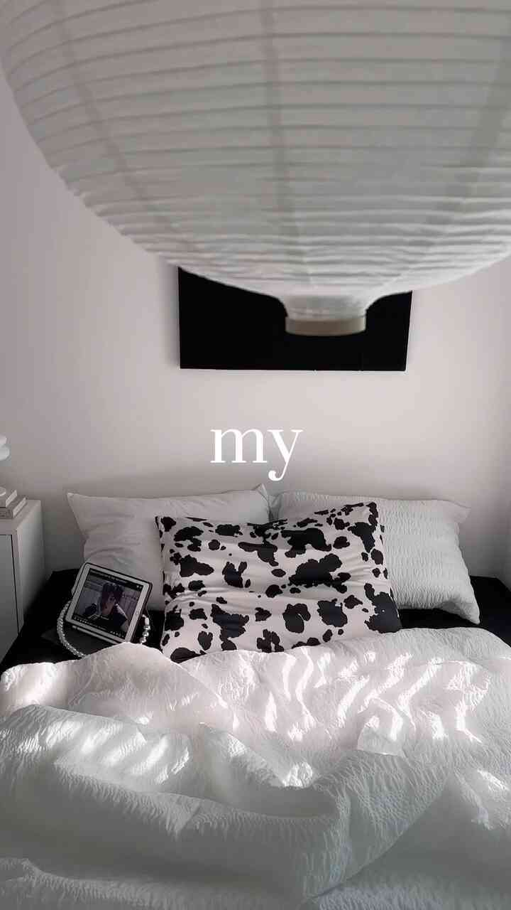 誰でも自分だけの部屋を飾ることができます。 

ブラックホワイトメタル組み合わせのジェニーホームムードルームツアー。 🎥
採光ちゃんと入ってくる時を狙って後々撮ってみました。 
夏の寝具に芽を変え、ラグランと小物の配置もまたしました。 

