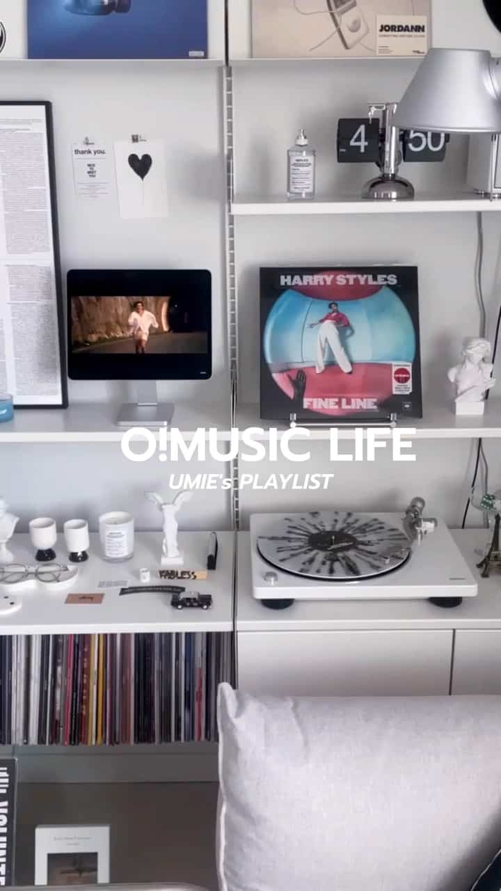 「HARRY STYLES」と一緒に夏のプレイリスト😌

今日は夏に聞くと本当に涼しい声のアーティストハリースタイルズのFINE LINEアルバムと一緒に夏プレイリストを共有します！

全体的な雰囲気を素早く感じたい方は、下のおすすめ音楽を聴いてみてください！暑すぎる夏の日、涼しくて清涼な声と音楽に心まで広がる気がします！ 

• ゴールデン
• Watermelon Sugar
• Adore You
• To Be So Lonely 
•  #오라이프3기 #인테리어 #취미 #공유 #취미생활 #뮤직존 #음악감상 #헤드셋 #헤드셋거치대 #헤드폰 #음악장비 #음악실 #레코드바 #레코드장 #레코드 #엘피 #엘피판 #lp #턴테이블 #레어로우 #턴테이블추천 #스피커추천 #홈바 #거실인테리어 #오라이프6회차