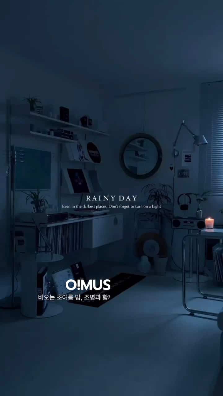 初夏の夜にぴったりのクールジャズチェットベーカーバイニールおすすめ☔️🎧

今梅雨が始まりました！最愛のジャンルがジャズでもありますが、雨の日ならもっとジャズが思い出しているようです 😌🎶

今日はアメリカのクールジャズを代表するジャズトランペット奏者でシンガーであるチェットベーカーの2アルバム「Sings」・「Sings Again」をご紹介します😘

シンガーであるチェットベーカーの1954年アルバム「Sings」は3LPでなんと54曲で本当に持っていればチェットベーカーの感性をしっかり感じることができますよ :-) 

そして上の棚に置かれているアルバムは1985年後続作で発表されたが、このアルバムも本当にクールジャズ感性そのもの！

おすすめの曲は多すぎますが、3曲ずつだけおすすめしていきます！
また、照明とともに短く演出した映像も楽しんでくださいね！😘
ぜひ聞いてみてクールジャズと涼しい夏をお過ごしください！🩵

[Sings]
Everything Happens To Me
I Fall In Love Too Easily
Time After Time

[Sings Again]
My Funny Valentine
Someone To Watch Over Me
All Of  #오라이프3기 #인테리어 #취미 #공유 #취미생활 #뮤직존 #음악감상 #헤드셋 #헤드셋거치대 #헤드폰 #음악장비 #음악실 #레코드바 #레코드장 #레코드 #엘피 #엘피판 #lp #턴테이블 #레어로우 #턴테이블추천 #스피커추천 #홈바 #거실인테리어 #여름노래 #여름인테리어 #재즈 #쳇베이커 