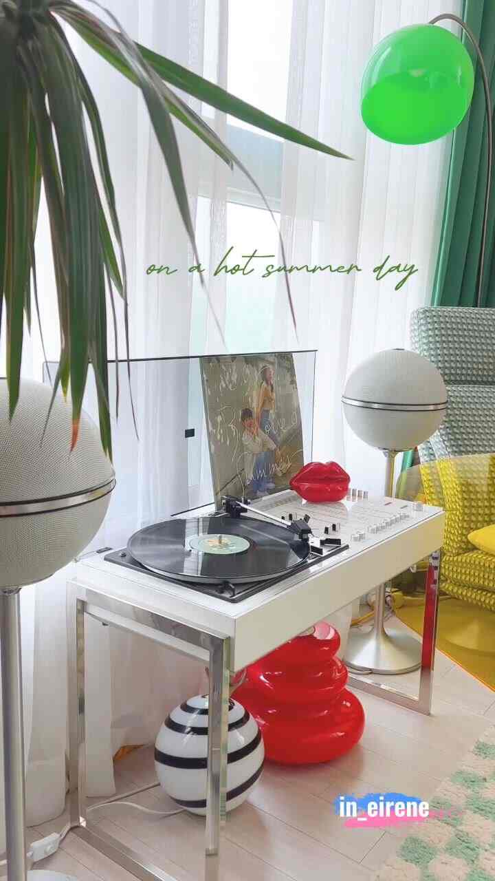 湿って暑すぎる最近… 🫠
自宅でこんなに毎日LPで休みたいですね。

その年、私たちは音楽がとても良かったのです〜！
無限の繰り返しで聞くことになる〜💿

一緒に音楽を聴きながら癒します〜🫶🏻

。
。
。
。
。
。
。

＃今日の家＃オーハウスシーズン8＃今日の記録
＃ターンテーブル＃LP＃ホームレコード＃音楽が与える力
＃ロマンチックについて＃ホームカンス＃ホームカフェ＃ホームミュージック
＃ホームスタイリング＃家を飾る＃新婚日常＃音楽
＃ビンテージテーブル＃ミッドセンチュリーモダン＃デコ

#interiordesign #homedecor 
#homesweethome 
#homedesign #midcentury 
#design #homestyle 
#homestyling #object #decor 
#interiorstylingtips