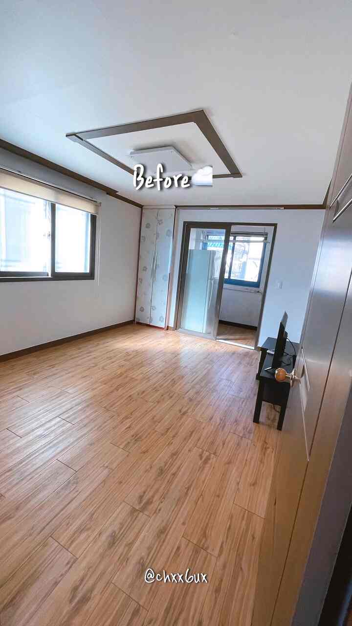 私の人生の最初の部屋がどのように変わったのか見ますか？

非砲の写真が1つだけだから残念ですが、アフターを見れば同じ家だとは思わないほど大きな変化がありました！ 

どうすればこのような変化があったのか気になりませんか？😉

最初はデスクテリアに関心を持つようになったので、インスタやYouTubeで海外セットアップを見て「私もあんなセットアップを作りたい」という夢を育てて少しずつ机を飾っていくと、自炊を始めながら、今日の家で他の人が飾った跡を知ってみてください。私が本当に気に入った自炊部屋を一つ決めて、それとできるだけ似て飾り始めました。そしてそこでどんどん自分のやり方に変えていき、本人の個性が埋もれながら今の堤防が完成されたんです。  #방인테리어 #인테리어팁 #원룸인테리어 #원룸꾸미기 #원룸가구배치 #비포애프터 #비포앤애프터 #비포에프터 #무채색인테리어 #원룸공간분리 