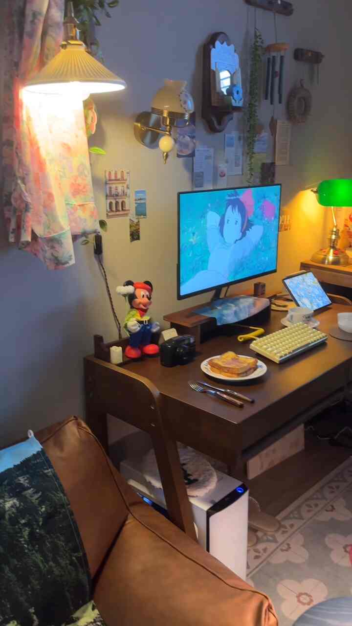 #기계식키보드추천 ⌨️

デスクテリアの必需品はどんなものだと思いますか？
私は機械式キーボードだと思います💭
どのキーボードとキーキャップを使用するかによって 
デスク感が変わって風変わりな感じを演出しやすいですよ〰️
。
小さな部屋のウォールナットデスクによく合うヴィンテージ・ラブリーなキーボードを
新しく取り込んできました。ライフサム有線メカニカルキーボード💛
Mac / Windowsの両方が利用可能で、数字パッドなし
テンキーレス[84キー]と、空間チャージが大きくなくていいです！
。
毎回低騒音赤蓄だけを使い、清縮は初めて使ってみます。
チャクチャルは独特の軽快な打鍵感と軽いキーアブが
本当に魅力的ですね➰（音はとても好きです*ビデオ参照） 
。
さらに、さまざまなバックライト付きLEDもとてもきれいです。
まったくコンピュータの前に座って打鍵する、、🥹
ポイントキーキャップで特定のキーを変更しました。
さらにヴィンテージに変身！小さな部屋で出勤が幸せになりました〰️

▫️19種のLEDバックライト対応【明るさ、効果速度調節可能】
▫️分離可能なcタイプコイルケーブル [c to c, c to a] 
▫️12種類のマルチメディアキー[画面の明るさ、音量調整など]
▫️4度8度12度3段高さ調節可能
▫️よく使うキーにステライザーを装着【バランス取れたキー感】
▫️キーごとに異なる角度適用、手首の束x [ステップスカルチャー]  #오늘의집큐레이터 #유선기계식탠키리스키보드 #집꾸미기 #keyboard #기계식키보드 #키보드추천 #asmr #데스크테리어 #월넛인테리어 #빈티지인테리어 #홈스타일링 #지브리감성 #포인트키캡 #키보드 #책상 #벽꾸미기 #벽조명 #조명테리어 #오늘의우리집 