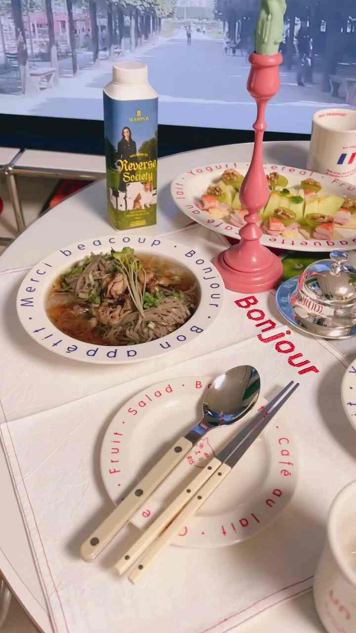 昨日曜日の夕方はそれなりにフュージョンホームストアです。
暑くて湿って休暇を感じるとビーチ
映像を入れてプレーティングしたんだけど… 😅

私が作ったシャインマスキャットカナッペと夫が作った
チーズエッグ、キャベツ、そして冷たい蜜麺
ロ（ただ、夫がやったと見なければなりません〜ｗｗ）
雨の日の夕方は涼しく飲みました。😂

やっぱり雨の日の写真はとても簡単ではありません🥲
ムードはとても良かったが、写真は思ったほど美しい 
出てこなかったので気をつけてください。 （照明がちょっと…）

それでもnicott paris〜ニコットパリスコレクション 
ボウルに食べ物を入れて美味しく食べました。😋

夏の終わりの雨が多すぎて家の中で
こうして雰囲気をつかんで食べるのが一番だと思います。

パリの感性
に入れてホームストーリーの雰囲気を一緒に楽しんでください〜🫶🏻

🔖Thanks to @nicott_kitchen 

＃ニコット＃ニコットパリス＃ホームストア＃ホームカフェ
＃オンテーブルテーブル＃テーブル設定＃ボウル＃レタリングカップ
＃レタリングボウル＃テーブルウェア＃ホームクック＃おにぎり料理
＃今日のおにぎり＃今日の料理＃プレート＃料理
＃テーブルデコ＃ソウルフード＃ホームスタイリング＃ランチ

#nicott #homedecor 
#homesweethome 
#homedesign #midcentury 
#homestyle 
#homestyling #object 
#interiorstylingtip