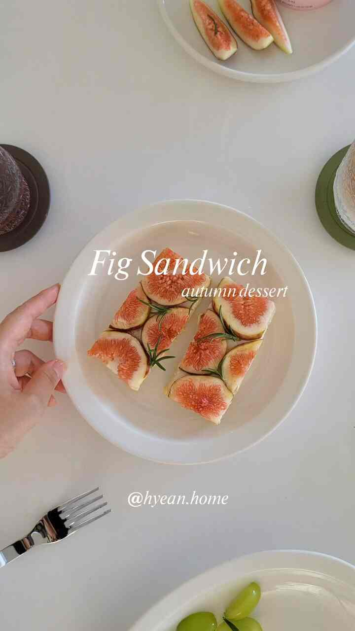 イチジクをきれいに食べる
イチジクにはまっている子供たちの話を聞いて
私の母親は2箱を買ってくれました。
今日はパンの上に乗ってみました！ 

【イチジクサンドイッチ】

✔️素材
イチジク、パン、グリックヨーグルト、ローズマリー、蜂蜜🍯

✔️レシピ 
1.食パンにグリックヨーグルトを塗る。
2. イチジクのオリゴ罫線は切り取る。
3. 蜂蜜を振りかけてハーブ上げて完成！

ヨーグルトの代わりに生クリームを使用することもできます。  #홈카페 #디저트접시 #브런치접시 #브런치그릇 #브런치접시 #오픈샌드위치 #무화과샌드위치 #오픈토스트 #무화과토스트 #원형접시 #화이트접시 #홈스토랑 #홈쿡 #홈카페메뉴 #과일디저트 #홈파티