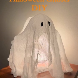 Halloween Ghosts DIY 👻
쌀쌀해진지 얼마나 됐다고 벌써 10월 끝자락..🤧
곧 다가오는 할로윈 준비하시나요? 전 할로윈 챙기는 거 너무 좋아하거든요😆 특이한 옷을 시선 신경쓰지않고 맘껏 입고 돌아다닐 수 있는 일년에 딱 한번 있는 날이자나요 다양한 사람들 구경하는 재미도 있구요! 
그치만 작년 이태원 참사 추모도있고 이번엔 집에서 홈파티 하기로했어요 
집에서 할로윈 챙기는 건 처음이라 이것저것 만들어 볼까해서 만든 #유령diy 👀
-물병에 풍선으로 머리 만들어주고 철사로 팔을 만들어준 다음 만능본드와 물을 1:1로 섞어서 거즈랑 같이 주물주물해줘요
-적신 거즈를 펴서 물병에 씌워줘서 하루정도 말려주세요 (베란다에 놔주면 반나절 안에 굳어요!)
- 굳은 거즈를 물병과 분리해준다음 검정 하드지로 눈을 만들어줘서 글루건이나 본드로 붙여주면 완성🙌
Tip: 거즈가 앞뒤로 바닥에 내려와야 나중에 물병과 분리할때 똑바로 서 있을 수 있어요 
* 전 안에 빛을 주고싶어서 캔들워머 위에 씌웠어요 
만들 땐 귀찮았는데 막상 만들고나니 뿌듯함이 몰려오네요🤭
재료비도 별로 안들고 간단하니 홈파티 준비하시는 분들 만들어시는거 추천드려요🧡
#할로윈소품 #할로윈데코 #할로윈파티 #할로윈인테리어 #할로윈꾸미기 #할로윈홈파티 #할로윈diy #diy소품 #diy조명 #diy #오하우스시즌9 #오하우스 #소품diy #할로윈 #halloween
