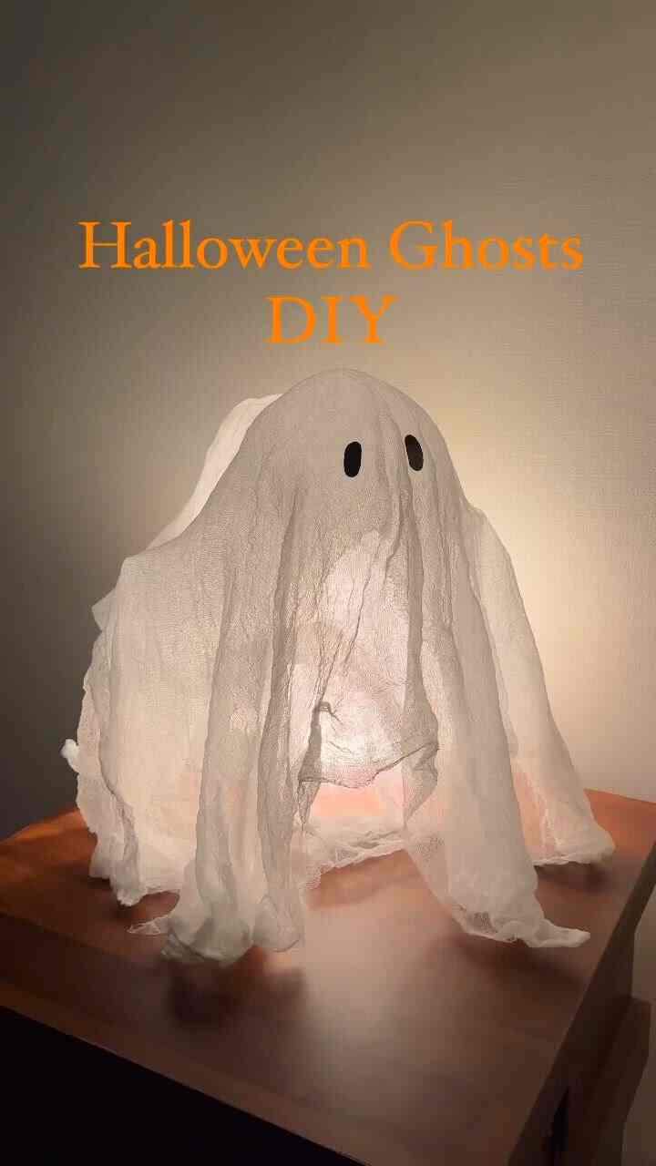 Halloween Ghosts DIY 👻

肌寒くなったかどれくらいになったとすでに10月の終わり..🤧
すぐに来るハロウィンを準備しますか？私はハロウィンを持っているのがとても好きです。 
それでも昨年、梨泰院の惨事追悼もあり、今回は自宅でホームパーティーをすることにしました。 

自宅でハロウィンを手に入れるのは初めてです。
-水瓶に風船で髪を作ってくれ、ワイヤーで腕を作ってくれた後、万能ボンドと水を1:1で混ぜてガーゼと一緒に鋳物鋳造してくれます。
- 赤身ガーゼを伸ばして水瓶にかぶせてくれて一日くらい干してください（ベランダに置いたら半日の中に固まります！）
- 固いガーゼを水瓶から分離してくれた後、黒ハード紙で目を作ってくれてグルガンやボンドで貼ってくれれば完成🙌
ヒント：ガーゼが前後に床に降りてくると、後で水のボトルから分離したときにまっすぐ立っている可能性があります。 

*私の中に光をあげたかったので、キャンドルウォーマーの上に書いた。 

作る時は面倒だったが、いざ作ってみると気持ちが集まってきますね🤭
材料費もあまり手に入らず簡単なので、ホームパーティーの準備をする方々を作っていただくのがおすすめですよ🧡

#ハロウィン小道具 #ハロウィンデコ #ハロウィンパーティー #ハロウィンインテリア #ハロウィン装飾 #ハロウィンホームパーティー #ハロウィンdiy
