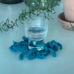 초간단 소주잔 코스터 만들기🧶
빼빼로 박스와 뜨개실로 소주잔 코스터를 만들어봤어요! (사실 손재주가 좋았다면 좀 더 큰 사이즈의 티코스터를 만들었을지도 몰라요)
빼빼로 상자가 아니라도 괜찮아요! 고정해 줄 만한 적당한 사이즈의 무언가와 뜨개실, 가위를 준비해 주세요.
1. 고정 상자에 먼저 뜨개실을 세로로 감아주세요
2. 다 감았으면 실을 뒤에서 묶어 고정해 주세요
3. 고정된 실 앞면에 다른 실을 위아래로 번갈아 가며 엮어주세요
4. 원하는 크기에 모두 실을 엮어줬다면 실을 자르고 박스를 빼주세요
5. 양쪽 남은 실을 두 개씩 매듭을 지어 고정해 줍니다
6. 마무리로 실을 잘라 정리해 주면 완성입니다
포슬포슬한 실이라 위아래로 엮는 과정에서 순서를 꼼꼼하게 하지 않아도 티가 안 나더라구요! 얼렁뚱땅 코스터 만들기 구경해 주셔서 감사합니당🫶🏻
#혼자사는법 #요즘트렌드 #코스터 #코스터만들기 #뜨개코스터 #컵받침 #DIY #diy소품 #diy만들기 #뜨개질 #뜨개소품 #취미생활 #homeparty #홈파티플레이팅 #홈파티소품 