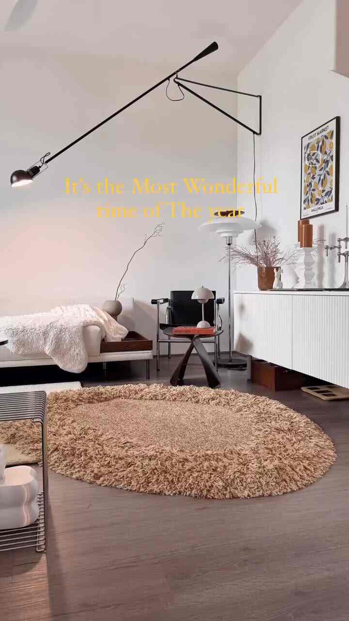 ツリーとダニが🌲🐶そして今年の最後の月  #크리스미스 #크리스마스트리 #거실 #거실인테리어 #크리스마스 #크리스마스소품 #댕댕이 #반려견있는집  #조명인테리어 #인테리어소품 #비트라 #미드센츄리모던 #러그  #lc1 #오늘부터크리스마스 #오늘우리집 