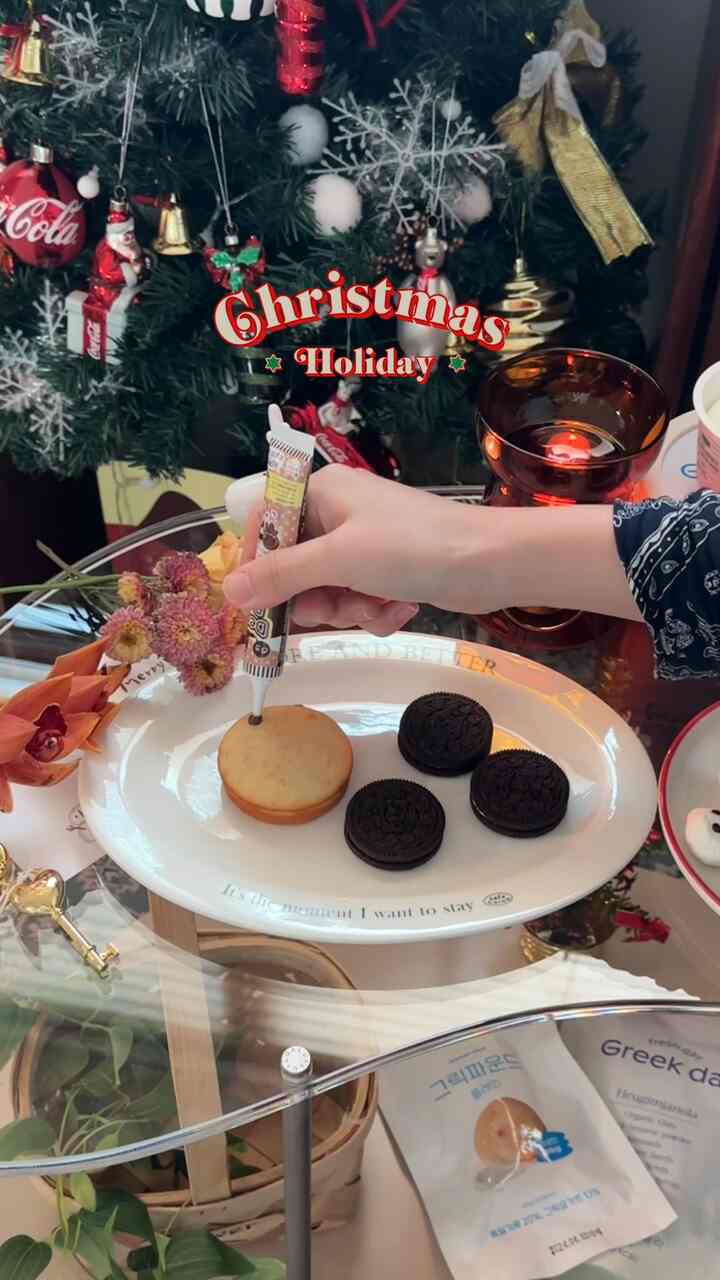 🎂クリスマスフィンガーフードの作り方⬇

クリスマスホームパーティーフィンガーフード🎄
簡単な方法なので、子供たちと一緒に作るのもいいですよ〜 
保存して、コックを作ろう！🤍

——————————————————————————

🫎ルドルフを作る 
>材料
グリックデーグリークヨーグルトシグネチャー、グリックデーグリークポンドプレーン、 
ミニプレッツェル、m&mチョコレート、チョコペン（ホワイト、チョコ） 

>方法
•チョコペンで目玉をあらかじめ作っておく。
•グリークデーグリークポンドの上にチョコペンを使用して
目玉、プレッツェル、赤チョコを順に貼ってあげれば完成！

☃️雪だるまを作る
>材料
グリックデーグリークヨーグルトシグネチャー、オレオ、 
ノーブランドチョコマシュマロ、チョコペン（チョコ、赤） 

>方法
•マシュマロの上にチョコペンで目の鼻を表現してくれる。
•オレオの上にグリックデーグリッグヨーグルトシグネチャーを広げます。
•チョコペンを使って雪だるまの顔を付けて腕を表現してくれれば完成！

🤍レシピの内容がお得だったらいいですね！
🤍後でまた見たいなら保存！
🤍フォローして様々なホームカフェレシピを入手してください:)  #홈파티요리 #홈파티 #핑거푸드 #크리스마스파티 #크리스마스 #메리크리스마스 #christmas #christmasdecor #fingerfood #홈파티레시피 #홈파티레시피 #크리스마스홈파티 #연말파티 #오홈스토랑