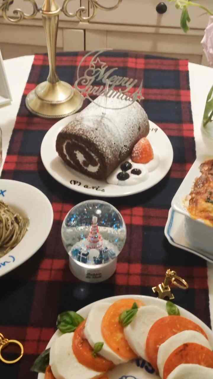 #今日の記録
ちょっとしたクリスマスパーティーを準備してみました💫
ロマンチックなパリのクリスマスを想像してみんなときめきがいっぱいのクリスマスになってください😚 
みんなメリークリスマス🙆‍♀️🎄🎁 
#オーハウスシーズン9 #クリスマスキャロル #ホームパーティー 
#merrychristmas #joyeuxnoel 
＃セームディ＃バブルドノエル＃クリスマスプレゼント＃年末プレゼント 