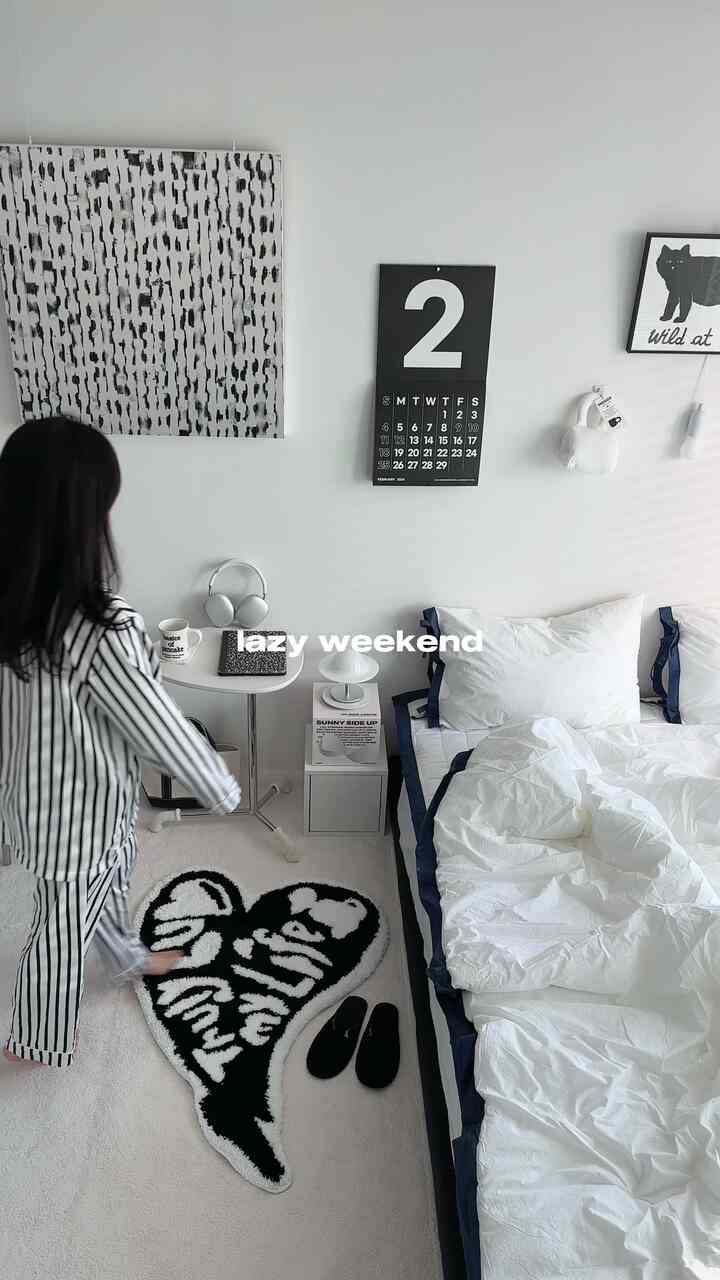 Lazy days.世界で家が一番好き。平日の週末に関係なく、自宅で遊ぶのが一番良いです。出勤するとすぐに家に帰りたい私は家の家です🏠 

伸びて横になってしまいたいのですが、赤ちゃんの性格のせいでじっとしているのではありません。家にいても何か続ける病気でしょうか。それでも安全で快適な自分だけの空間では疲れません。  #모노톤인테리어 #무채색인테리어 #톤온톤인테리어 #톤앤매너인테리어 #침실인테리어 #침실꾸미기 #방꾸미기 #작은집인테리어 #작은아파트인테리어 #작은집침실 #홈스타일링 #룸데코 #roominspiration #roomdecor  #오늘장면한컷 #오늘의사부작 