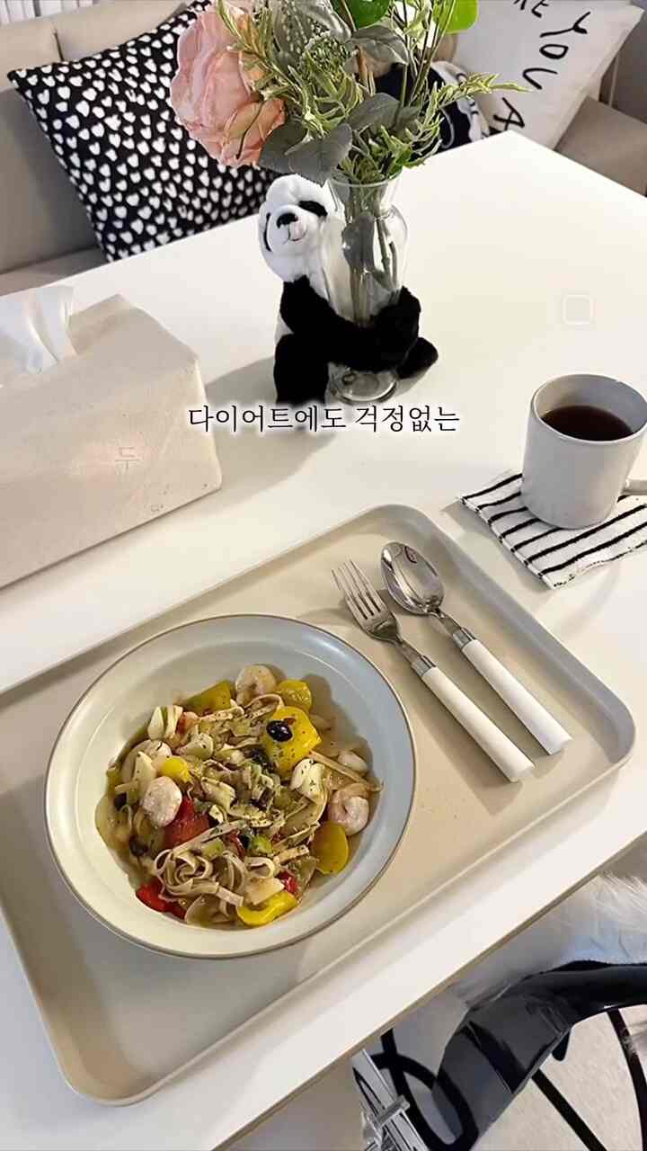 カロリーが低く、たんぱく質が豊富で、ダイエットにも大丈夫な豆腐面でパスタ鍋をするときに作って食べます🫶🏻

作っても王シウニ保存しておいてチュライしてみましょう👍🏻

🏷️
＃パスタ＃アリオオリオ＃アリオオリオパスタ＃豆腐綿＃豆腐綿パスタ＃ダイエット＃ダイエットレシピ＃料理スター＃食事＃ダイエット食事＃リビングインテリア＃インテリアアクセサリー＃セルフインテリア＃ミッドセンチュリーモダン＃ホームクック＃クック＃ homecook #ホームダイニング #homedecor #pasta #aglioolio