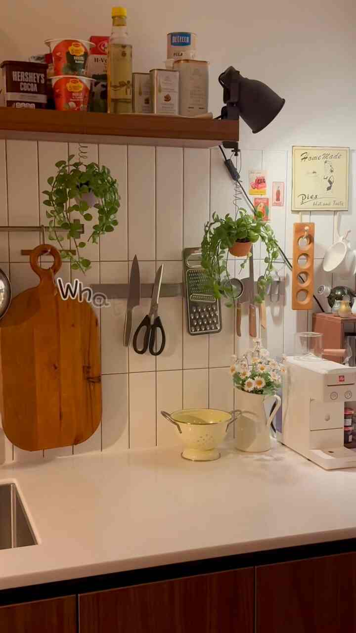 💕私たちの家で好きなスペースとアイテムを紹介する（1）
What’s in my room?
私の家のキッチンの片隅ですよ💫
この空間を構成している家電製品を紹介します☺️
💜私たちの家のホームカフェを担当しているイリフランシスY3.2
-.とても簡単で、ホームカフェ初心者の方も簡単で美味しくアメリカーノを食べることができます。  #주방인테리어 #우드인테리어 #빈티지인테리어 #홈카페 #커피머신추천 #일리커피머신 #illy #밤무드 #키친 #kitchen #오플루언서 #4월2주차미션1 #포커스그룹