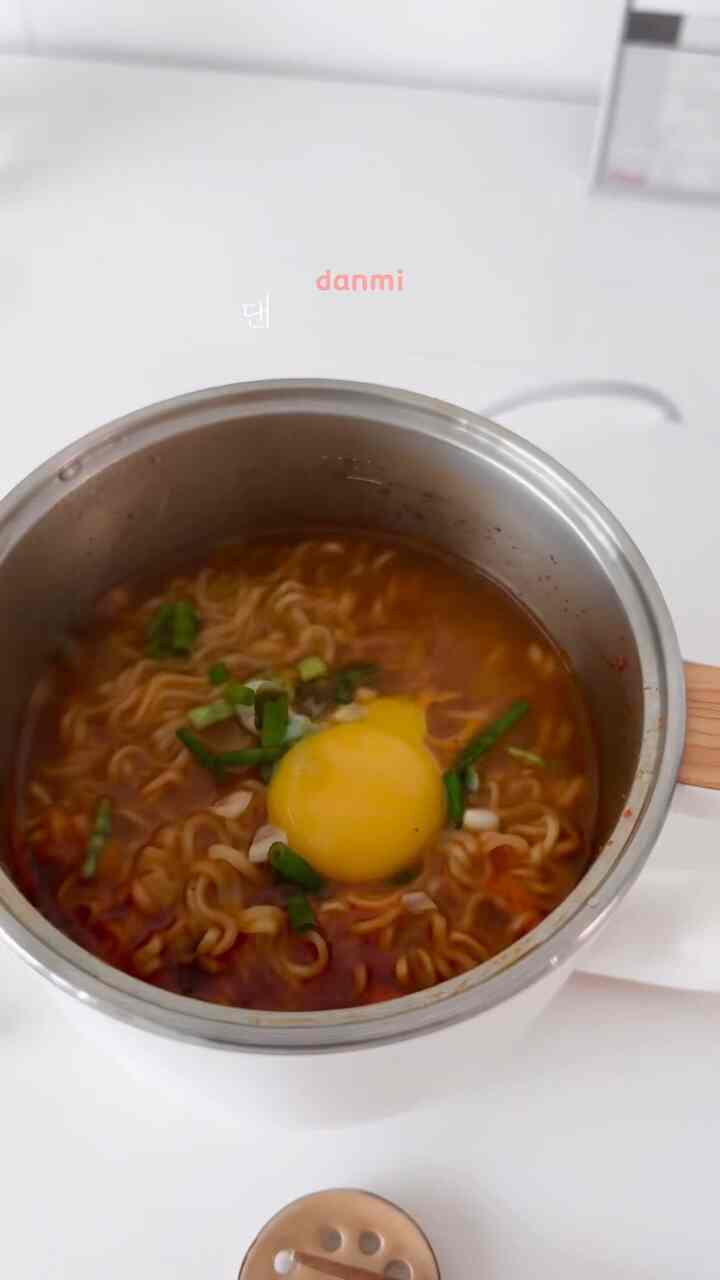 今日のような天気に似合うダンミラーメンポート🍜
きれいでかわいいダンミマルチクッカー♥
▪早く沸騰してシンプルなデザインに入り口が広く、洗濯も簡単です。
▪深さがあり、オオムチクチ煮ても良いし、電子レンジのないところで日焼けするのもいいです。
卵煮込み用キットも入っています！
▪三重構造なので保温に強くラーメンが最後まで熱くなりました。
▪きれいなピンク色のスペシャルパッケージと手頃な価格で自炊する友達プレゼントやお返し品としてもいいと思います♥
＃自家製ギフト＃5万ウォン以下のアイテム＃安いアイテム＃安いギフト＃ダンミ＃ダンミマルチクッカー＃DANMI＃マルチクッカー＃ワンルームギフト＃ワンルーム必需品＃ホームクック＃家の贈り物＃家の贈り物おすすめプレゼント #multicooker #danmimulticooker #ramenpot #ラーメン #ramyun #koreanfood

