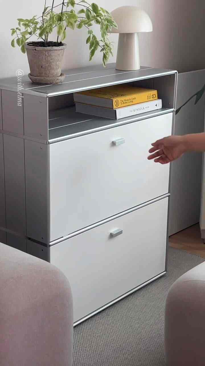 あなたは＃フラットポイント＃dobモジュールシステムを使用していますか？
私はこのようにも使用しています。
ドア開ければテーブルでも可能！
これはもともとこのように使うのでしょうか？
私は一人でこのように思った私自身に賞賛しました🤣🤣

知らなかった人には、
ご存知の方々とは共感の時間を😊😊

#リビングルーム
#dobmodular 
#modularfurniture 
#livingroomdecor 
#coffeetime
#収納家具
#午後コーヒータイム☕️ 
#本読書
#dob125
#フラットポイントdob125