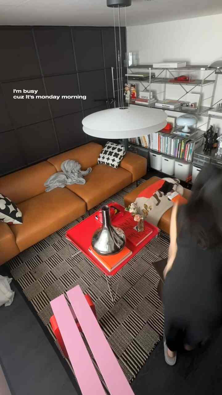 #自宅で一番忙しい

Buuuuzzzzzy morning🐝🐝🐝

-
5月は家族行事もたくさんあり、約束も多いので
精神なく終わると思います 😱

今週は清掃できず、週末が過ぎて
月曜日の朝から勤勉に動きました。
緑草になってしまったもの… 🙂‍↔️

みんな今週も力強い！ 💪🏻

-
#tovhaus #midcenturymodern #designedtolast #interiordesign #vintagefurniture #vlog #cleanwithme #morningroutine #トーブハウス ＃ミッドセンチュリー 