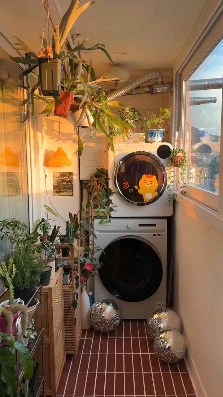 👩🏻‍🌾 Balcony Garden Makeover 🌿✨
〰️
バンセルフインテリアをしてベランダタイルを直接敷いた私たち。
ついに夢を見たベランダ庭園まで完成した🥹

本当に、本当に！大変だったがとても楽しかった経験！
振り返ってみると、恐ろしく挑戦していた私たちも本当にすごいです🤣

多くの植物の友達がここで幸せに過ごしています🪴💕
。
。
。
＃バンセルフインテリア＃セルフインテリア＃セルフタイル建設＃フロアタイル＃ベランダ＃ベランダガーデン＃ベランダインテリア＃アパートのインテリア