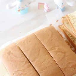 Castella, Taiwan 🇹🇼
대만 카스테라 만들었어요. 업소용 레시피라 식용유가 들어가는데 버터로 대체해도 좋은 부드럽고 식감이 너무 맛있는 초보자도 따라하기 쉬운 베이킹입니다.
여러분도 한번 만들어보세요. 밥솥에 만들어도 좋아요.
🧁#카스테라 #레시피 
계란 8개
설탕 160g
우유 60g
꿀 20g
물엿(또는 올리고당)40g
소금 2g
식용유 30ml 
바닐라 엑스트렉 1/2ts
박력분 200g
🧁미리 준비하세요.
계란은 노른자,흰자로 분리해 둡니다.
밀가루는 2번 체쳐서 준비합니다.
사각틀에 유산지를 깔아주세요.
우유에 꿀,물엿, 소금을 넣고 따뜻하게 데워서 잘 저어 소금을 완전히 녹여주세요. 
오븐은 170도로 예열해줍니다. 
#베이킹 
1. 계란 흰자는 준비한 설탕의 반만 넣고 머랭을 단단하게 쳐줍니다.
2. 노른자에 바닐라 엑스트렉과 나머지 설탕을 넣고 휘핑해서 노란색이 뽀얗게되면 데워놓은 꿀우유를 넣고 잘 섞어줍니다. 
3. 밀가루를 채쳐서 넣고 식용유를 넣은 후 핸드믹서로 가볍게 섞어주세요. 
(날 밀가루가 안보이면 OK|! 오래 저으면 안됩니다)
4. 마지막으로 머랭을 넣고 거품이 꺼지지않게 고무 주걱으로 섞어서 
5. 높은 곳에서 케이크틀에 떨어트려주고 윗면을 평평하게 정리해줍니다.
6. 오븐 150도 1시간 10분 구워내면 맛잇는 카스테라 완성~!!
전기 압력밥솥 이용 시는 만능찜 50분 조리로 구워내면 됩니다.
I made Taiwanese castella. It’s a commercial recipe that contains cooking oil, and it‘s easy for beginners to follow, even if it’s soft and has a delicious texture that‘s good to replace with butter.
You should try making it. You can make it in a rice cooker.
🧁#Castera #Recipe 
8 eggs
160g sugar
60g of milk
20g of honey
40g of starch syrup
2g of salt
1/2 teaspoon of vanilla
30ml cooking oil 
200g of flour
🧁 Get ready in advance.
Separate the eggs into yolks and whites.
Prepare the flour by upsetting it twice.
Place a piece of parchment paper on the square frame.
Add honey, starch syrup, and salt to the milk and stir well to dissolve the salt completely. 
The oven preheats to 170 degrees. 
#Baking 
1. Add only half of the prepared sugar to the egg whites and beat the meringue hard.
2. Whip the remaining sugar in the yolk and when the yellow color turns white, add warmed honey milk and mix well. 
3. Add flour, add cooking oil, and mix lightly with a hand mixer. 
(If you can’t see the flour, OK. Don‘t stir it for too long)
4. Lastly, add the meringue and mix it with a rubber spatula so that the foam doesn’t burst 
5. Drop it on the cake frame from a high place and arrange the top flat.
6. If you bake 150 degrees oven for 1 hour and 10 minutes, it‘s a delicious castella!!
When using an electric pressure rice cooker, you can cook it for 50 minutes.
#Castella #homebaking #cake #カステラ #ベーキング #ケーキ作り#헬로키티 #HelloKitty